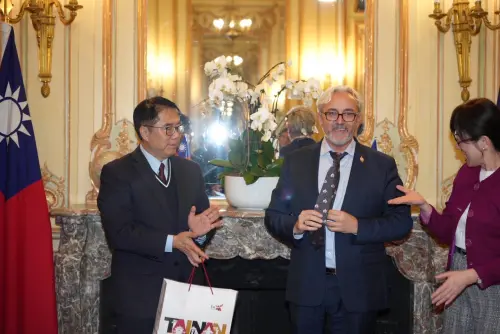 ▲ 在熱烈的會談現場，議員馬堤諾也戴上黃偉哲致贈的蘭花領帶來表達對台南市的友好與支持。（圖／南市府提供）