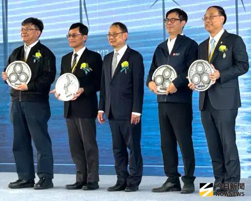 ▲台灣港務公司與華新麗華公司舉辦高雄港A6-A碼頭及華新能源海底電纜廠啟用儀式，華新麗華公司董事長焦佑倫(中)致送象徵電纜模型給對華新能源海底電纜廠啟用有功單位，以資感謝。(圖／記者黃守作攝，2025.12.06)