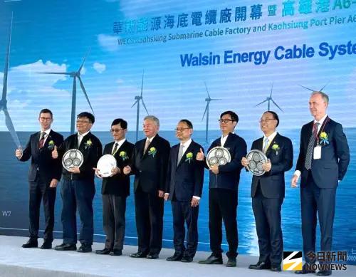 ▲華新麗華公司董事長焦佑倫(右4)致送象徵電纜模型，給對華新能源海底電纜廠啟用有功單位，以資感謝。(圖／記者黃守作攝，2025.12.06)