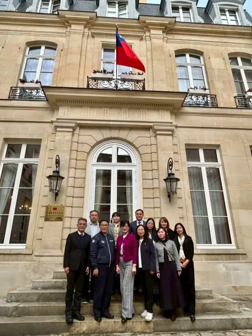 ▲ 南市府團隊與駐處人員在代表處前與國旗合影。（圖／南市府提供）