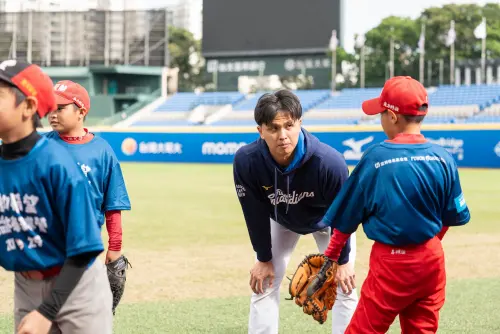 ▲富邦悍將陳仕朋參加「悍動希望公益棒球營」，被小朋友詢問「你是誰？」他笑說，自己名氣還不夠，要再努力。（圖／富邦悍將提供）