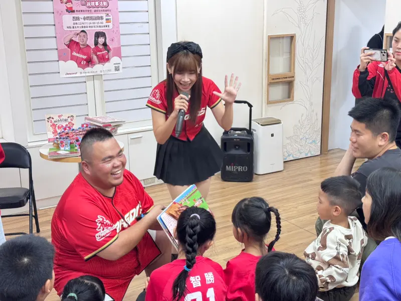 ▲味全龍宣布捐贈100本《WOW！全壘打囉！》立體有聲繪本予臺北市立圖書館。在捐贈儀式後，味全龍啦啦隊成員馬妹、親子MC小螞蟻帶來精采的說故事時間。（圖／味全龍提供）