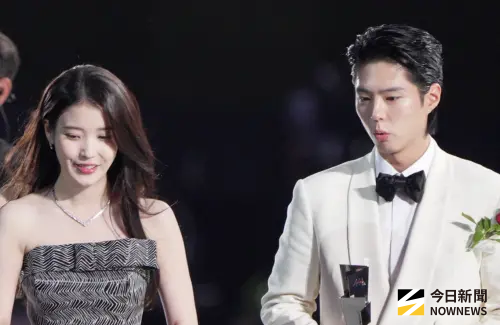 ▲AAA最佳CP獎由《苦盡柑來遇見你》的男女主角IU（左）及朴寶劍（右）拿下，兩人還在現場合唱歌曲。（圖／讀者提供）
