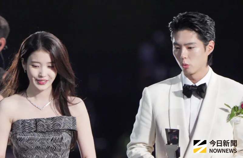 ▲AAA最佳CP獎由《苦盡柑來遇見你》的男女主角IU（左）及朴寶劍（右）拿下，兩人飾演的愛純、寬植夫婦實在太甜了。（圖／讀者提供）