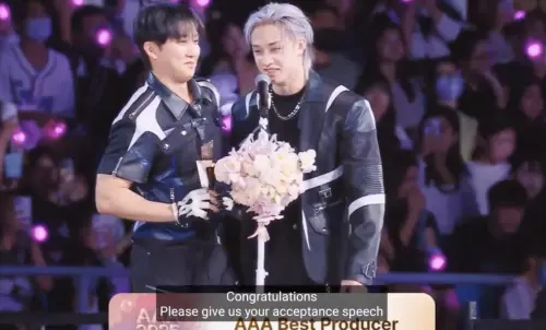 ▲3RACHA是Stray Kids團內的3人製作人組合，不過他們得獎時HAN因為去廁所，沒能及時上台。（圖／WEVERSE）