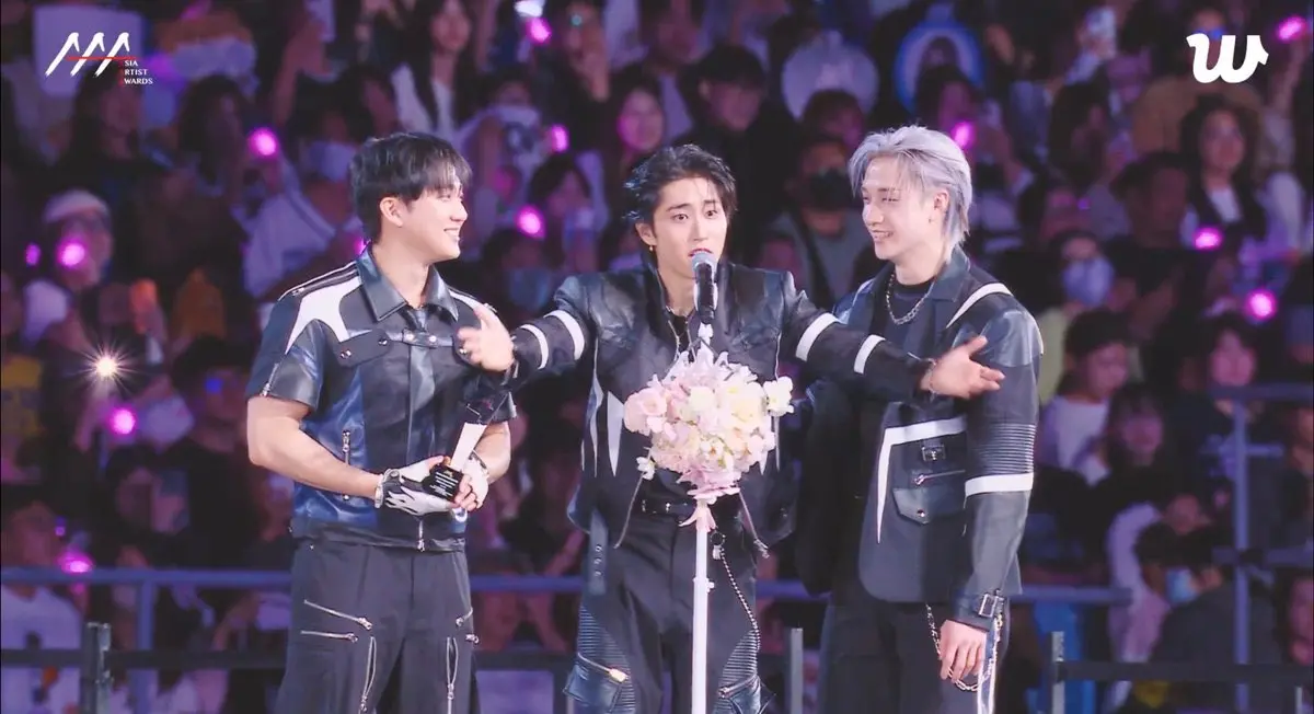 AAA／Stray Kids得最佳製作人！3人僅2人上台：抱歉另1個去尿尿