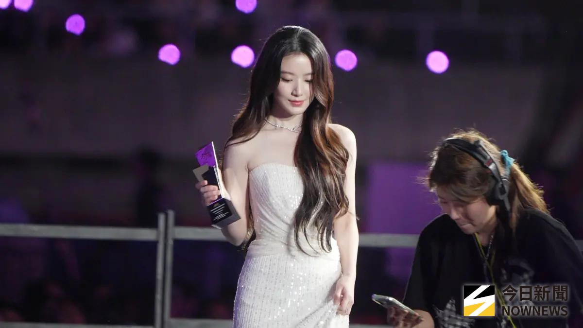 直擊／AAA出意外！觀眾失去意識倒在樓梯被發現 醫護推輪椅搶救