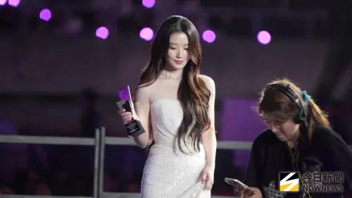 直擊／AAA出意外！觀眾失去意識倒在樓梯被發現　醫護推輪椅搶救
