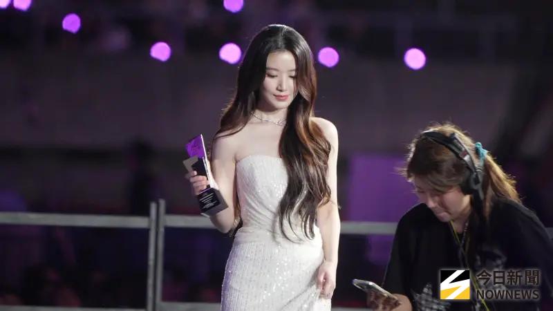 ▲AAA從下午2點開始，晚間頒獎典禮進行到一半，有觀眾突然倒在樓梯，嚇壞醫護人員推輪椅上前搶救。（圖／讀者提供）