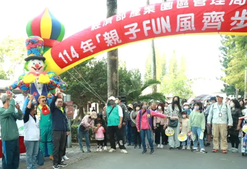 ▲經濟部產業園區管理局舉辦親子FUN風齊步走健走活動，在產業園區管理局局長楊志清(左4)鳴笛揭開序幕。(圖／產業園區管理局提供)