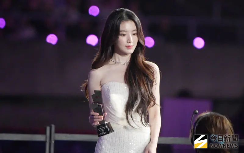 ▲舒華在AAA頒獎典禮拿下Best Choice獎，她上台後用中文驕傲喊「我是誰」，台下5萬觀眾集體回應「葉舒華」，熱情為她應援。（圖／讀者提供）