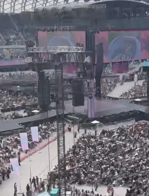 ▲AAA現場秩序亂套，粉絲不斷離開座位走動，讓工作人員相當頭疼。（圖／讀者提供）