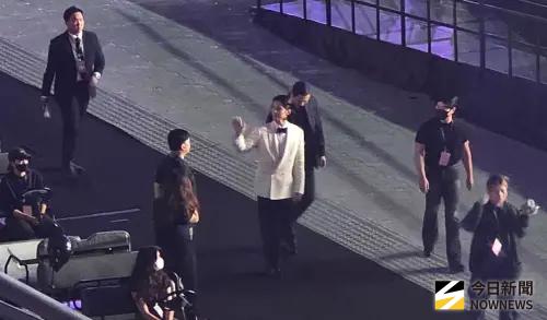 直擊／AAA廣告時間藝人在幹嘛？全跳車衝廁所　朴寶劍散步被趕走
