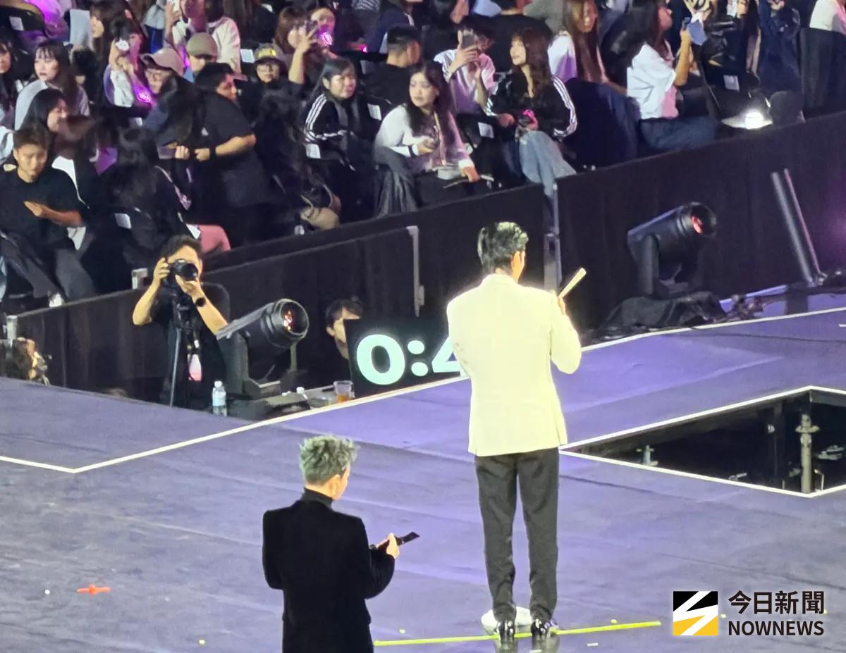 直擊／AAA致詞只給45秒！倒數過程像炸彈 朴寶劍雙語機關槍講超快