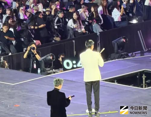 直擊／AAA致詞只給45秒！倒數過程像炸彈 朴寶劍雙語機關槍講超快
