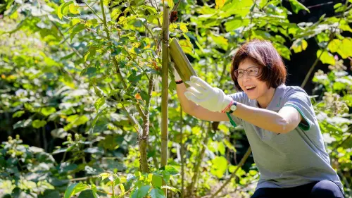  ▲誠美材料董事長宋妍儀親手種植。（圖／誠美材料提供）