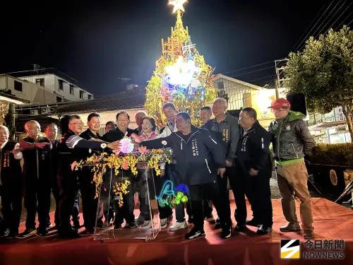 ▲后里區公所打造高達7公尺的「綠能誠信」耶誕樹裝置藝術，今（6）日晚間由立委楊瓊瓔攜手區長賴同一及多位里長共同點燈，（圖／記者金武鳳攝，2025.12.6)