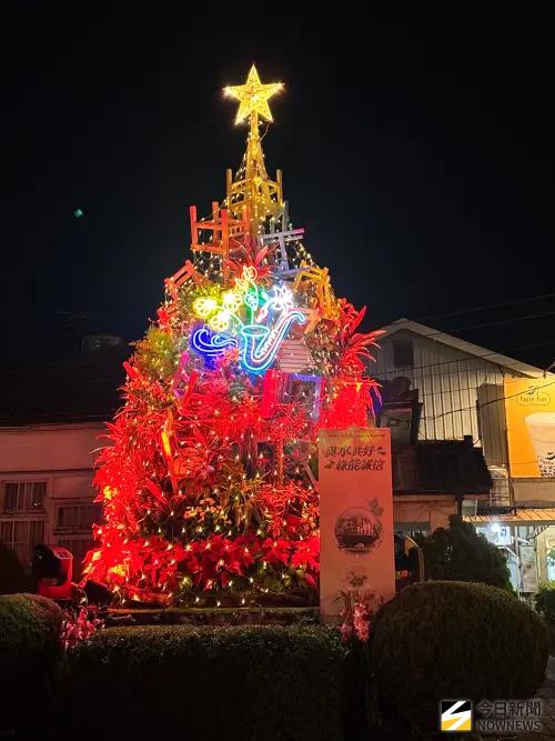 ▲矗立后里區公所廣場的「綠能誠信」耶誕樹裝置藝術，今晚點燈並上演燈光秀，五彩繽紛耀眼炫目，引來歡呼與如雷掌聲喝采。（圖／記者金武鳳攝，2025.12.6)