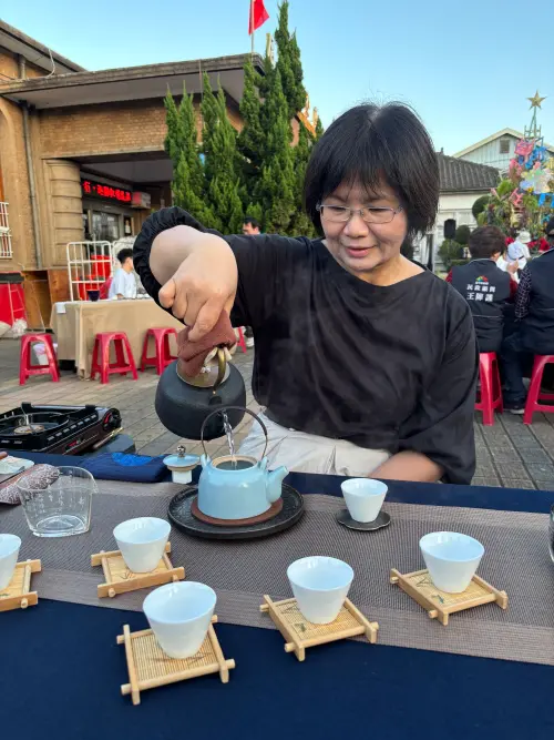 ▲廣場舉辦茶席體驗，吸引許多民眾參與，他們在茶師帶領下，悠閒聞茶香品茗，感受假日午后的愜意。(圖／記者金武鳳攝，2025.12.6)