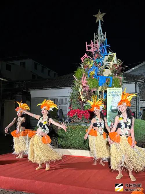 ▲后里區公所點燈儀式由曼妙女孩熱舞開場，一曲大溪地草裙舞炒熱氣氛。（圖／記者金武鳳攝，2025.12.6)