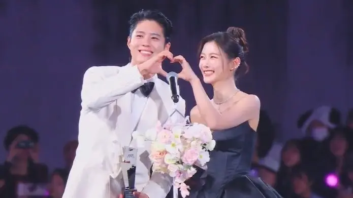 AAA/朴寶劍拋下IU!和「前女友」金裕貞同台 獲頒10週年傳奇CP