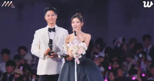 ▲AAA／朴寶劍拋下IU！和「前女友」金裕貞同台　獲頒10週年傳奇CP（圖／翻攝自Ｗeverse）