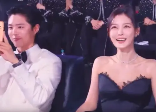 ▲朴寶劍（左）和金裕貞（右）同台還是有濃濃粉紅泡泡。（圖／翻攝自Ｗeverse）