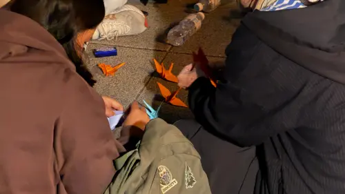 ▲香港大埔宏福苑火災！在台香港人在自由廣場哀悼。（圖／翻攝畫面）