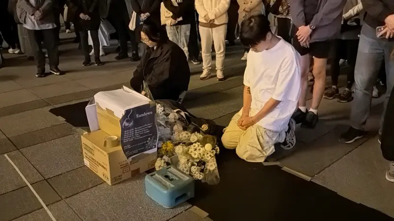 ▲香港大埔宏福苑火災!在台香港人在自由廣場哀悼。(圖/翻攝畫面)