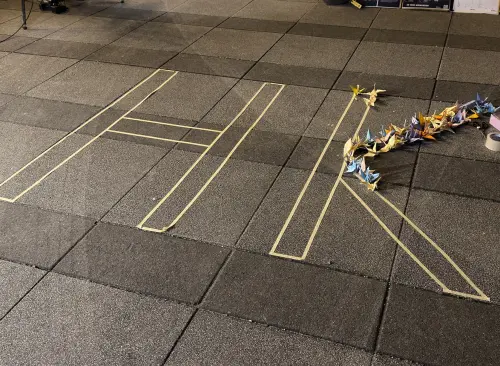 ▲香港大埔宏福苑火災！在台香港人在自由廣場哀悼。（圖／翻攝畫面）