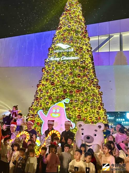 ▲華友聯集團今(6)日於衛武營舉辦年度家族活動，今年以「2025 華友聯萬人迷音浪演唱會」為主題，結合黃昏市集、環保禮品、聖誕點燈與音浪演唱會。（圖／記者陳美嘉攝，2025.12.06）