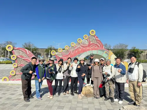 ▲雲嘉南濱海國家風景區管理處徐振能處長與鳥友合影。（圖／主辦單位提供）