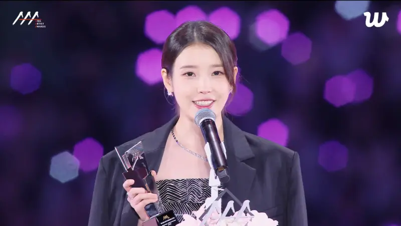 ▲IU獲得AAA大賞「年度演員獎」，現場為她放起了30秒煙火，全場觀眾、來賓也都站起來鼓掌。（圖／WEVERSE）