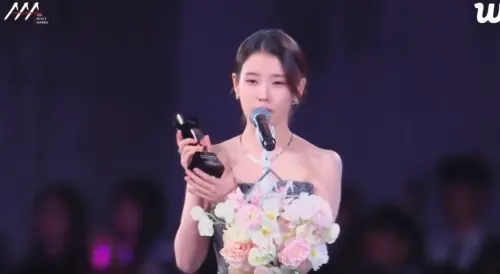 ▲IU 10週年傳奇女歌手獎。（圖／翻攝自Ｗeverse）