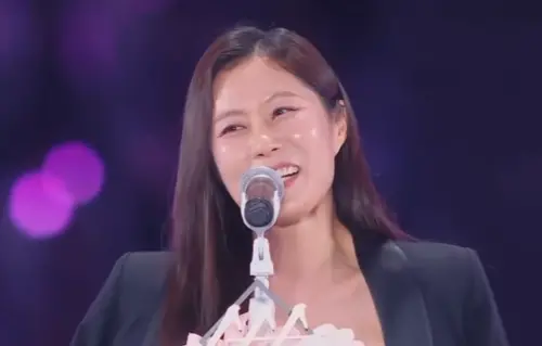 ▲文素利（如圖）在AAA獲頒影后寶座，台上直接化身小粉絲告白CORTIS。（圖／WEVERSE）