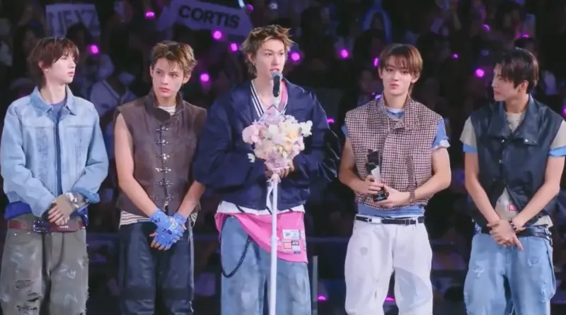 ▲BTS師弟團CORTIS首度參加AAA頒獎典禮，並奪下BEST PERFORMANCE（最佳表演獎）。（圖／WEVERSE）