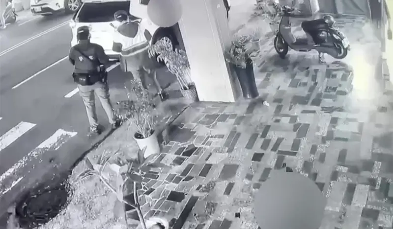 ▲台南市警察局第一分局黃姓女警在東區取締違規停車時，遭被開單駕駛林姓男子持斧頭攻擊，監視器拍下陳男對女警行兇過程。（圖／翻攝畫面）