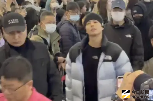 直擊／朴寶劍AAA超晚下班！一早6點「超帥素顏」現身小港搭機離台
