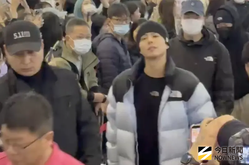 直擊／朴寶劍AAA超晚下班！一早6點「超帥素顏」現身小港搭機離台