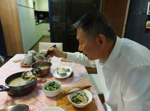 ▲陳佩琪強調她不只會煮山藥排骨湯、玉米排骨湯，也會煮「鮭魚蛤蜊豆腐蔬菜湯」。（圖／翻攝自陳佩琪臉書）