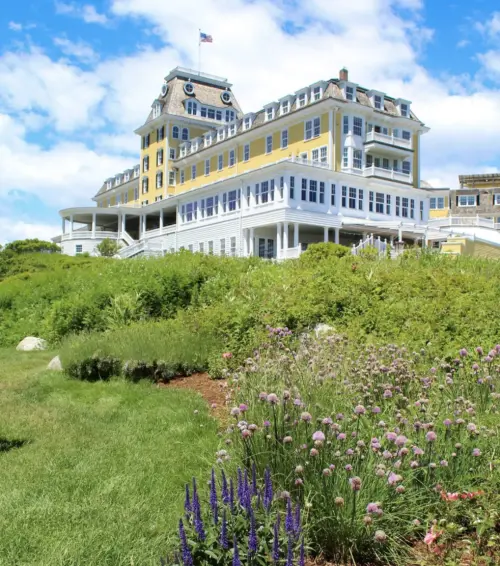 ▲被傳是泰勒絲婚禮舉辦場所的超高級飯店—美國羅德島州「海洋之家」，外觀看來雅緻，附近風景優美。（圖／摘自 Ocean House RI 臉書）