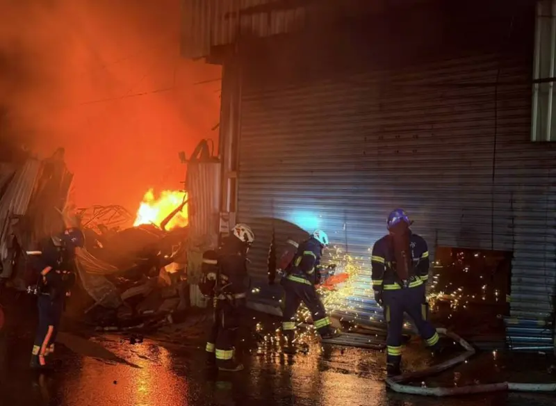 ▲新北市八里一間木作鐵皮工廠凌晨失火，火勢大作，延燒燒毀3間工廠。（圖／翻攝畫面）