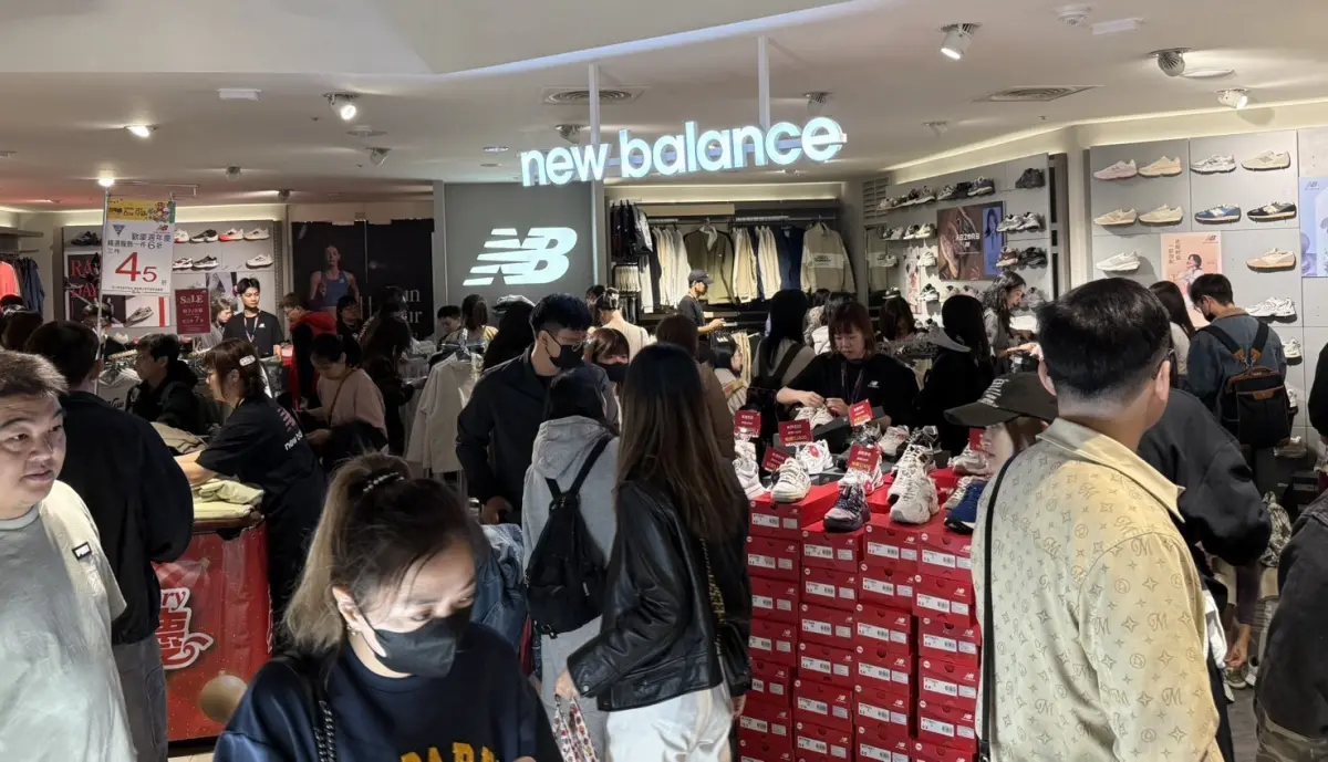 ▲今年百貨週慶表現欠佳，人力銀行調查，今年零售業僅12.2%受訪企業急徵兼職人員及計時工讀。（圖╱遠東SOGO提供）