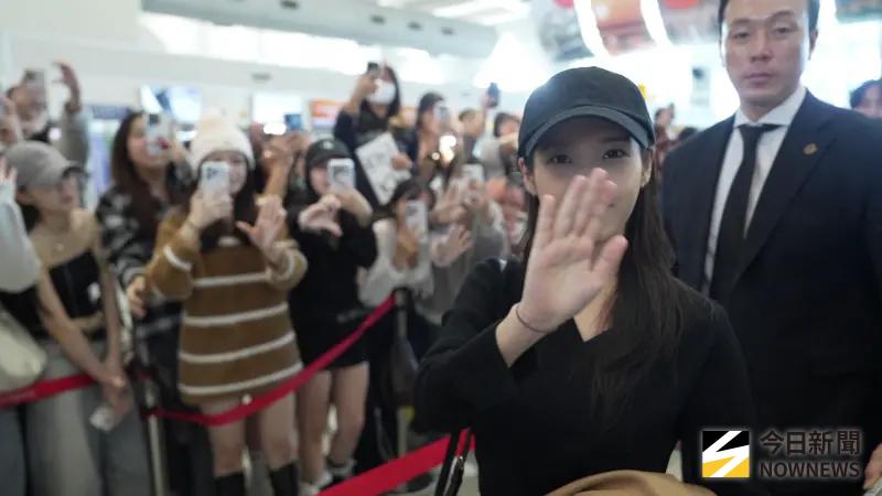 ▲IU（如圖）、潤娥、朴寶劍、惠利、Stray Kids結束AAA的工作後，今天一大早就搭機離台，小港機場彷彿變成「AAA加演場」星光滿滿。（圖／記者陳雅蘭攝）