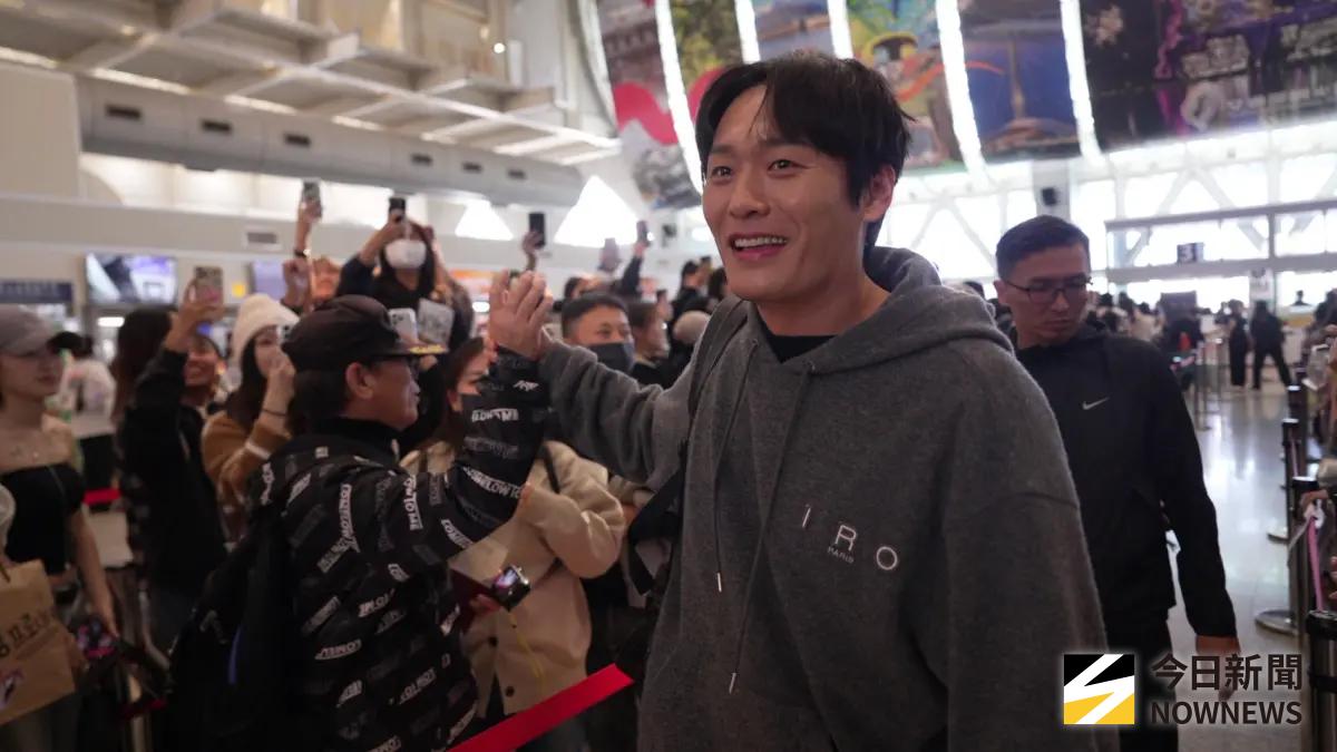 ▲崔代勳來台參加AAA，今早離台時心情超好，還跟遊客阿公擊掌。（圖／記者陳雅蘭攝）