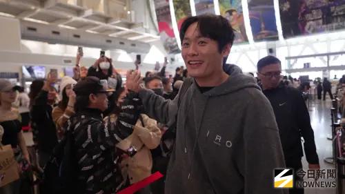 直擊／AAA藝人擠爆小港！崔代勳搭機像走紅毯　跟阿公擊掌超爆笑
