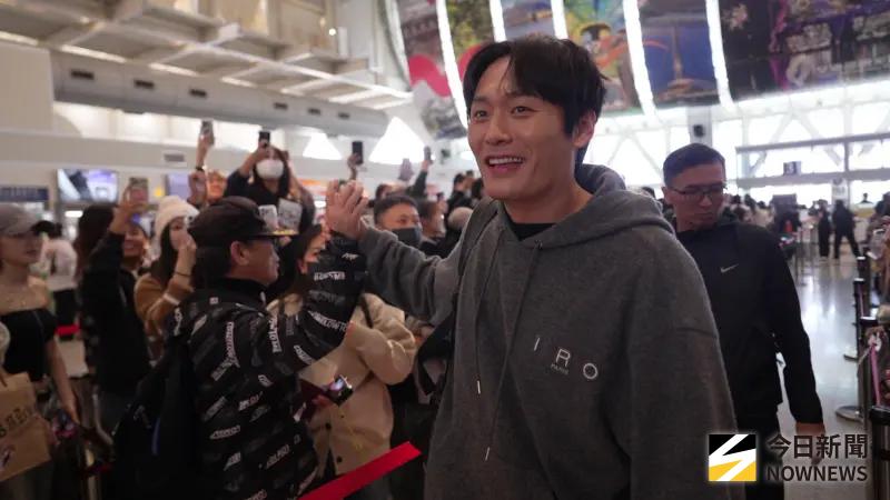 直擊／AAA藝人擠爆小港！崔代勳搭機像走紅毯　跟阿公擊掌超爆笑