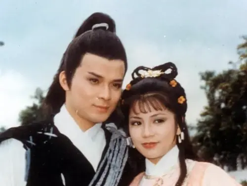 ▲黃日華（左）與翁美玲（右）主演的《射鵰英雄傳》，締造香港電視史上最多人收看戲劇的紀錄。（圖／摘自IMDb）