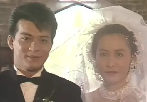 ▲黃日華（左）與劉嘉玲（右）主演的《義不容情》，是公認的香港時裝恩仇劇經典名作。（圖／摘自IMDb）