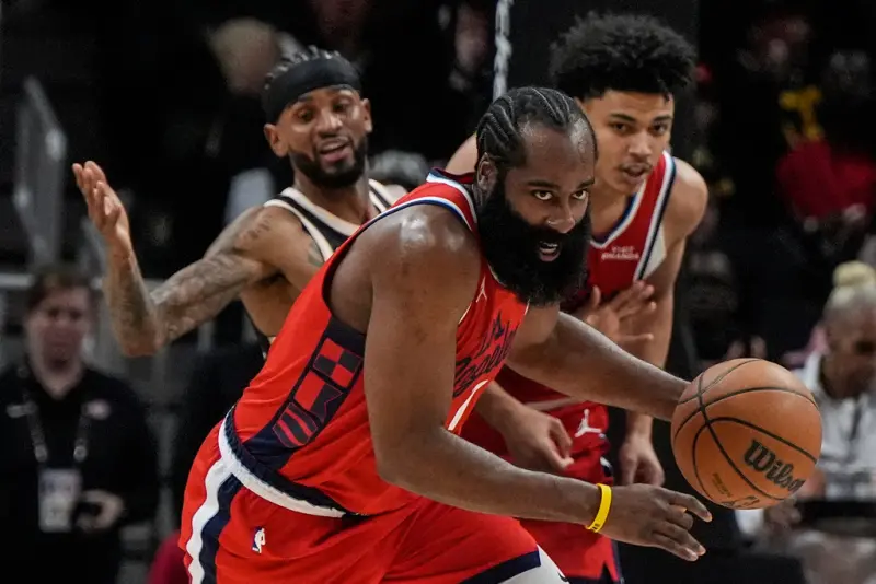 ▲快艇後衛哈登（James Harden）上半場火力全開並於第三節完成生涯得分躍升NBA歷史第10名的里程碑，但快艇再度陷入「第三節魔咒」，最終在讀秒時刻遭灰狼瑞德（Naz Reid）投進致勝三分，以109：106遭逆轉吞敗。（圖／美聯社／達志影像）